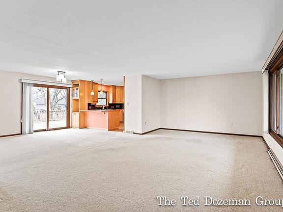 5th image of 1676 Columbus St