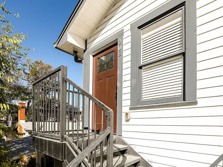 120 E Magnolia — Photo 16