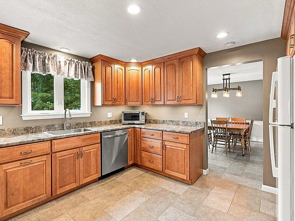 4th image of 1 Pinkham Avenue