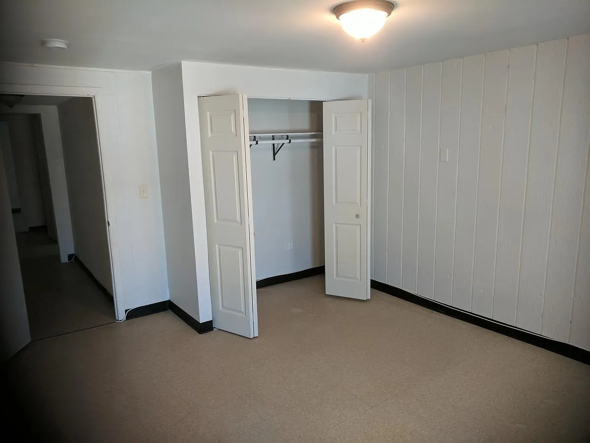 5 bed, 1.5 bath, 1960 sqft, $1,990 — Photo 2