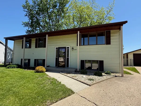 8301 Farnham Dr, Machesney Park, IL 61115