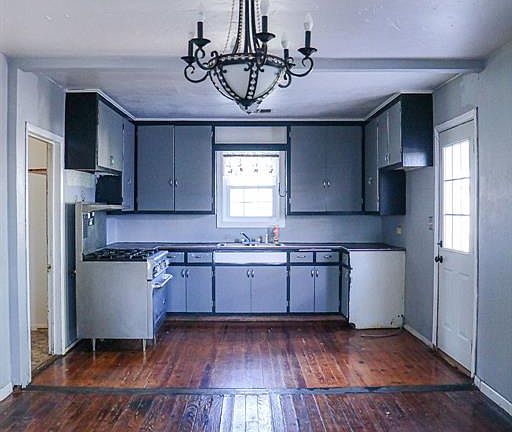 5th image of 801 E 1st St