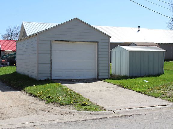 4th image of 466 N Oak St