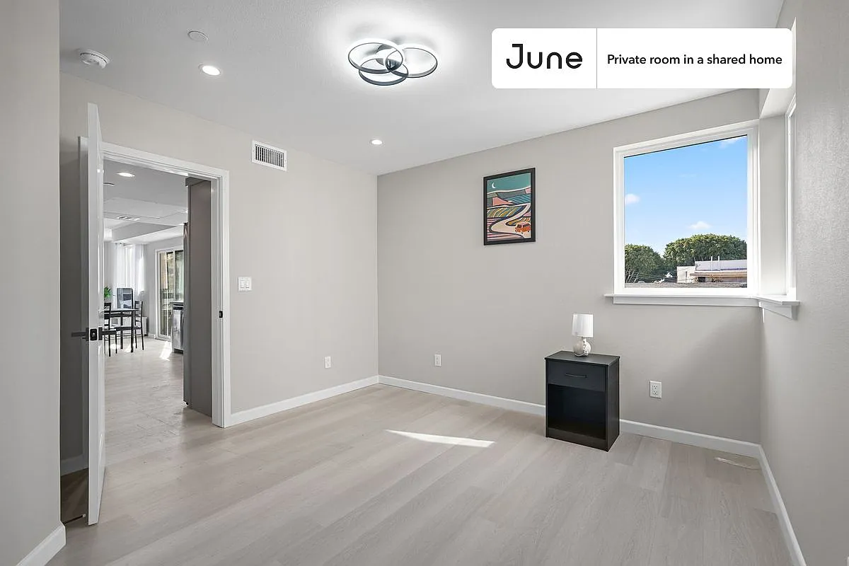 Queen bedroom in 5 bed/5 bath home in Boyle Heights #1828 A — Photo 4