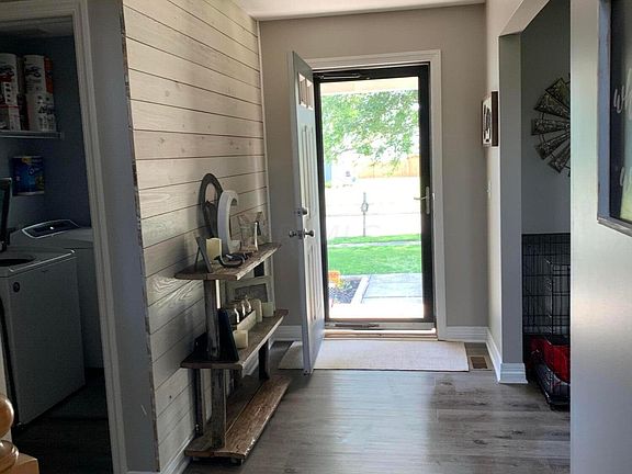 3rd image of 305 Iris Trail Dr