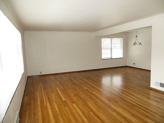 Huge Living room 25x13