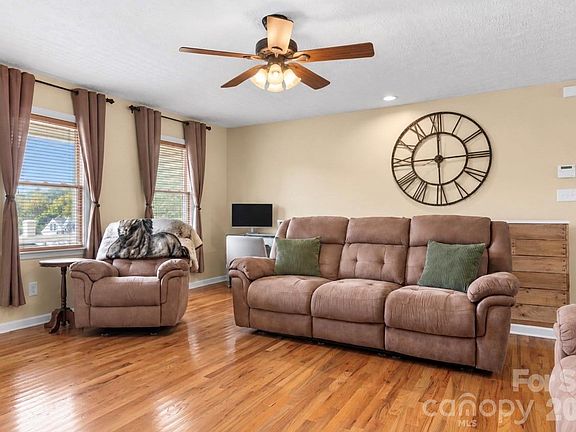 5th image of 3209 Timothy Ln