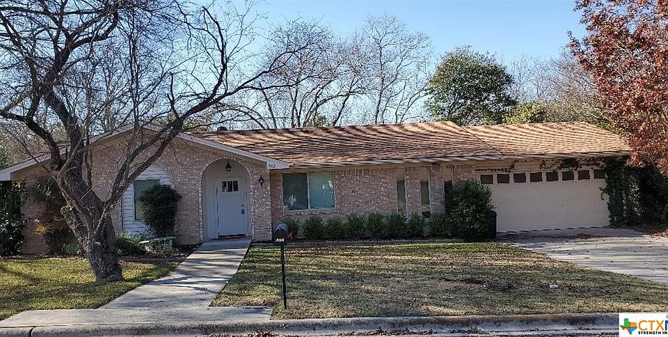 2nd image of 302 Live Oak Dr