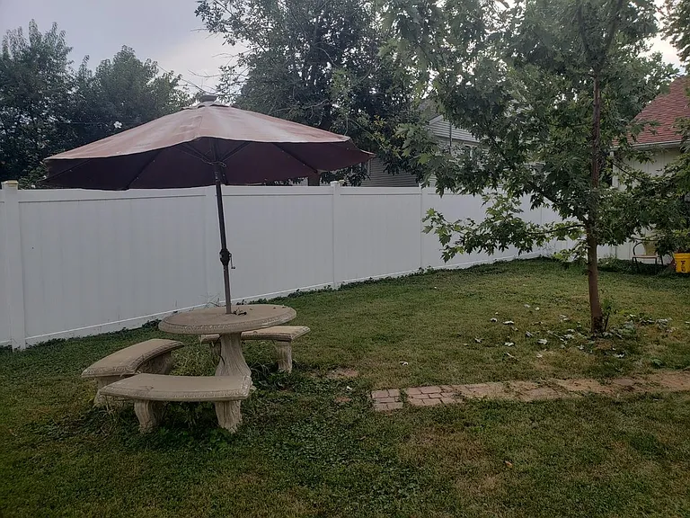 806 Maplepark Dr — Photo 3