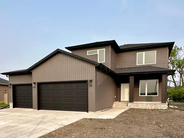 4228 Pine Pkwy S, Fargo, ND 58104