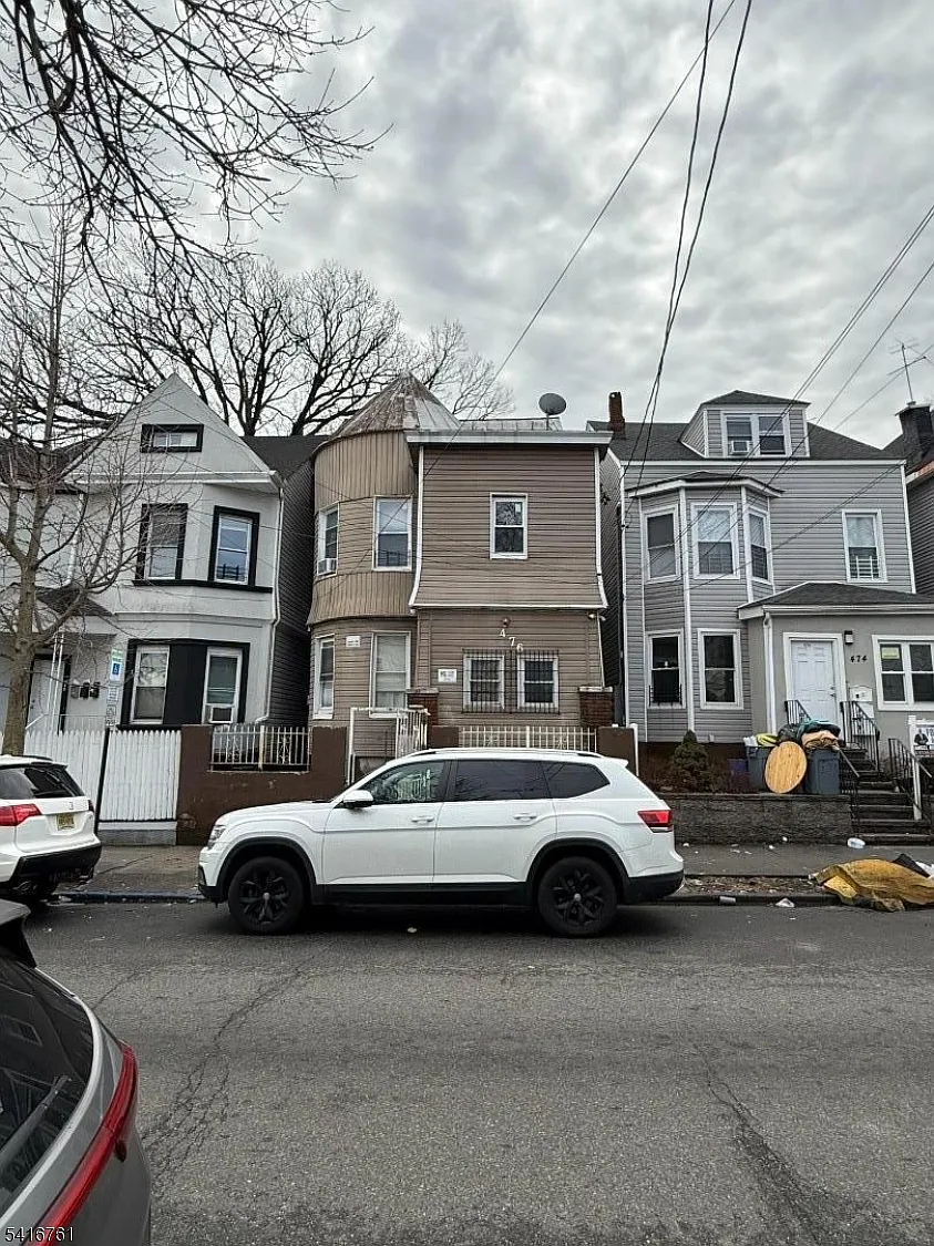 476 Ellison St photo 1