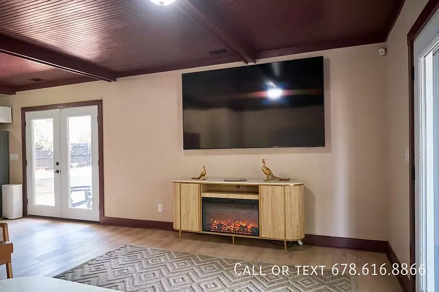 Move-In Ready Furnished Duplex with Private Yard — Photo 2