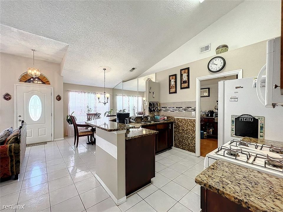 1st image of 6915R Needle Pointe Dr