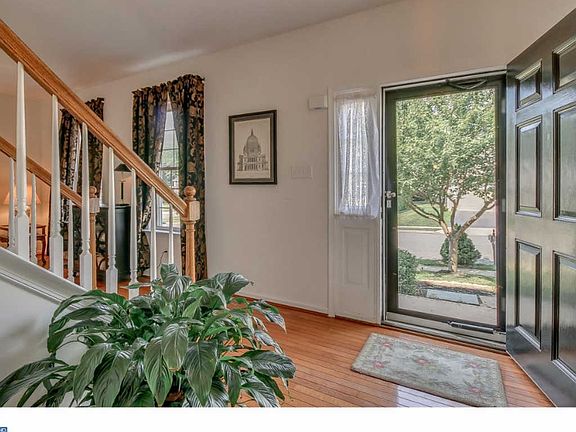 3rd image of 405 Highgrove Ln