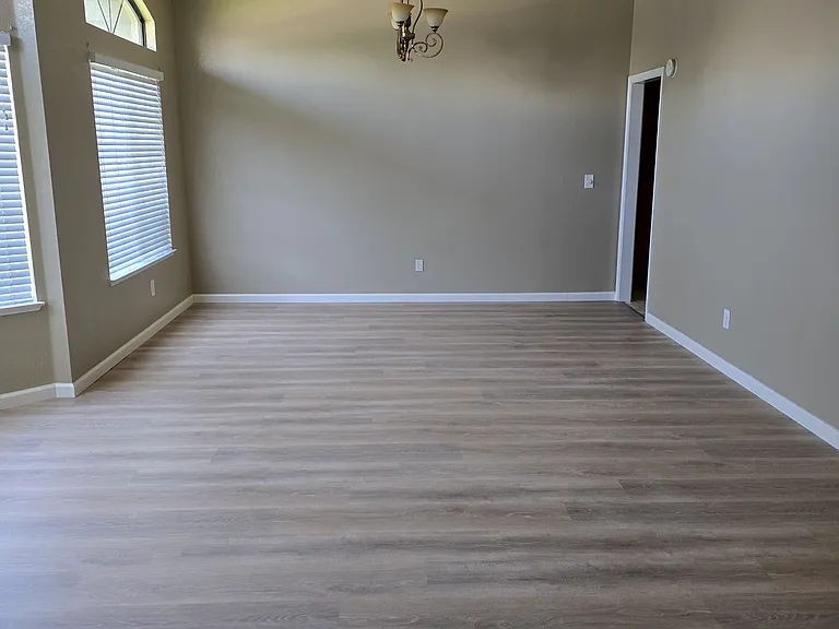 421 Community Dr — Photo 4