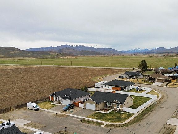 4th image of 220 Hansen Dr