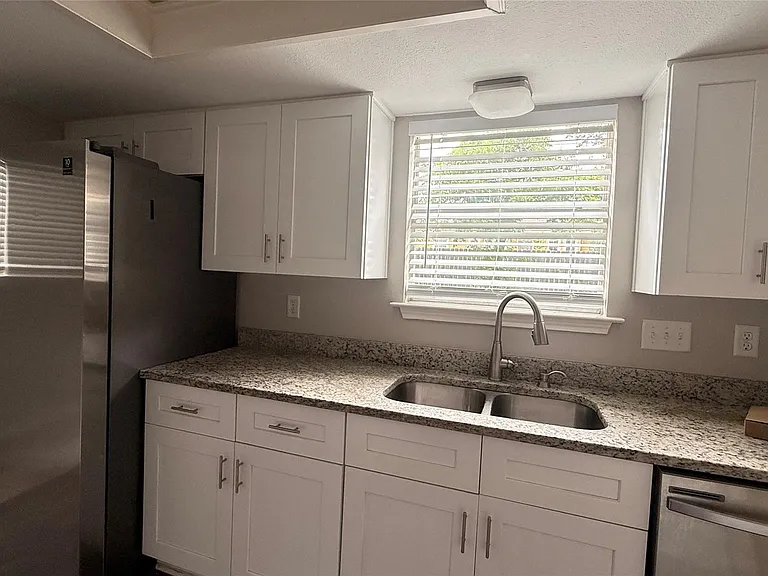 805 Malden Cv — Photo 6