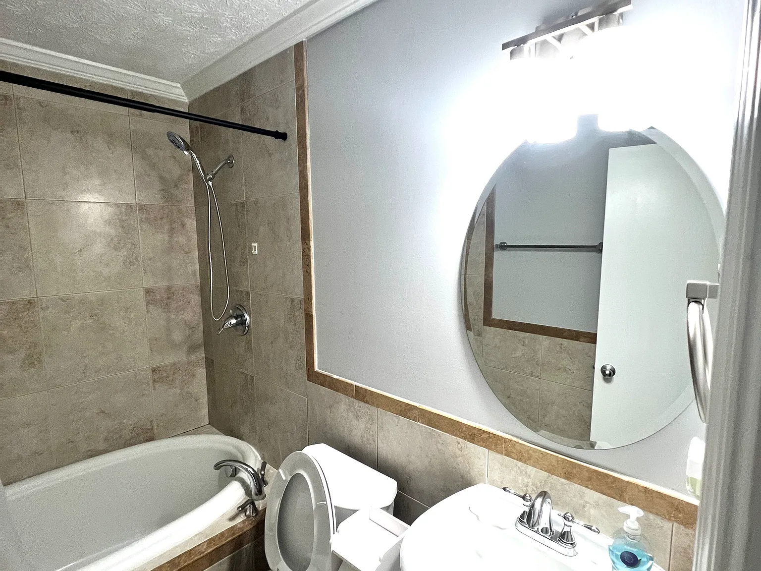 3 bed, 1640 sqft, $2,799 — Photo 4