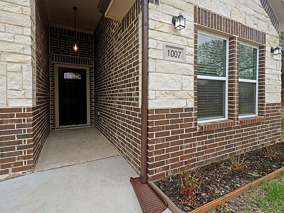 2nd image of 1007 S Dallas St