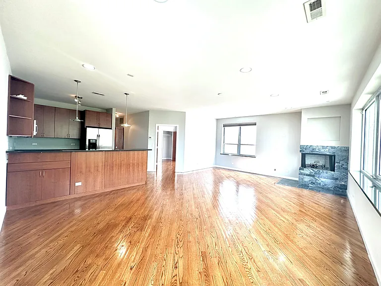 1635 W Cortland St #301 — Photo 8