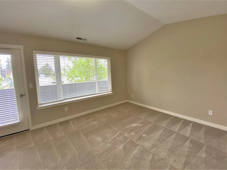 601 SE 128th Ave — Photo 9