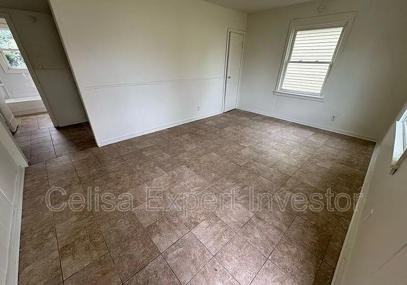 2 bed, 1.0 bath, 806 sqft, $1,000 — Photo 2