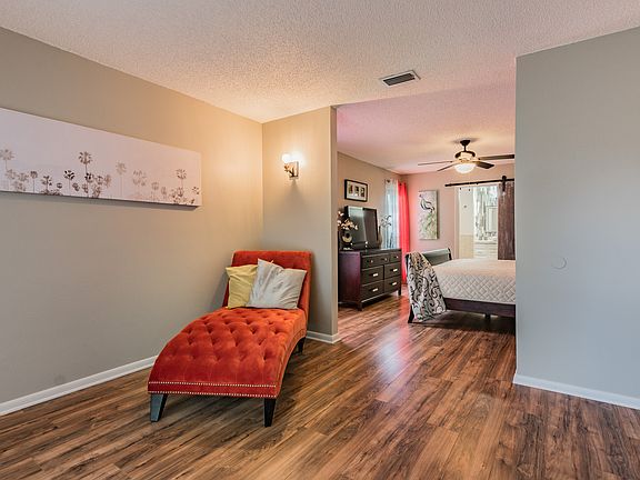 5th image of 50 Harbor Lake Cir