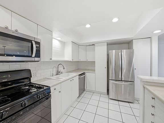 5th image of 1037 N Vista St APT 206
