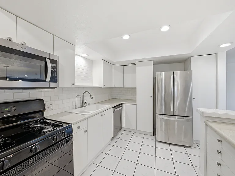 1037 N Vista St #206 — Photo 5