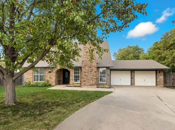 800 Colony Ct, Blue Mound, TX 76131