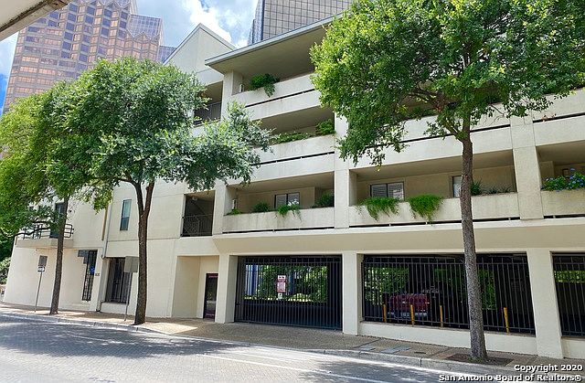 1st image of 1022 Navarro St APT 402