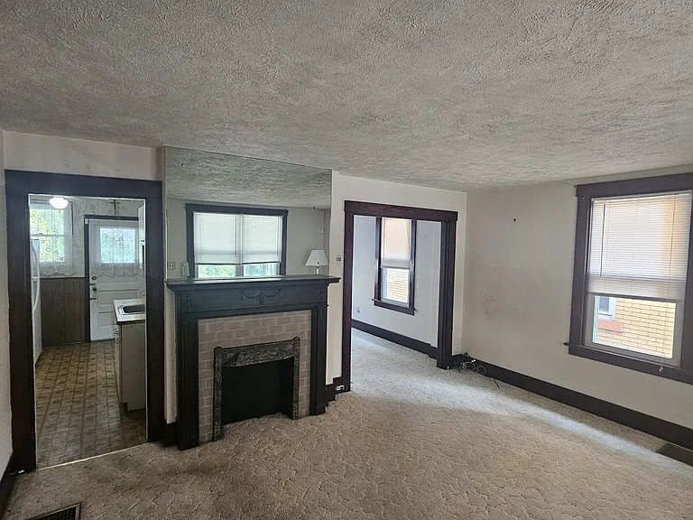1237 Benton Ave — Photo 4