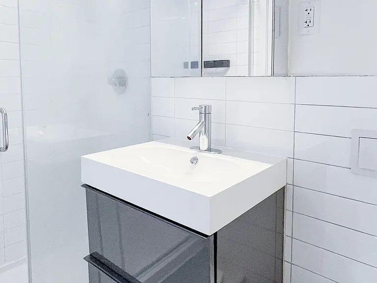 86 Clinton St #9 — Photo 6