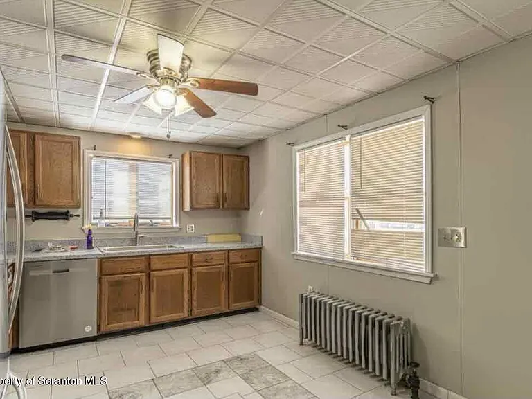 112 E Grove St — Photo 3