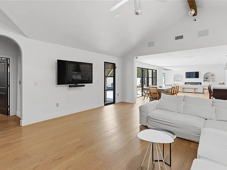 22960 Calvert St — Photo 27