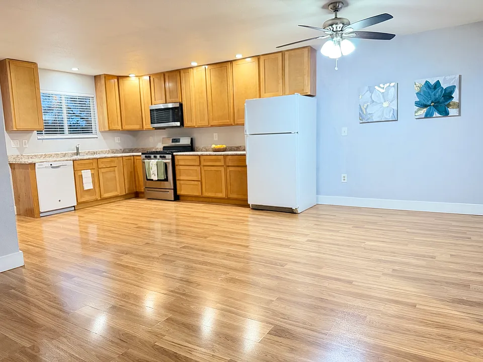 Newr kitchen cabnets, counter tops, gas range and oven, Diswasher, and micorwave.