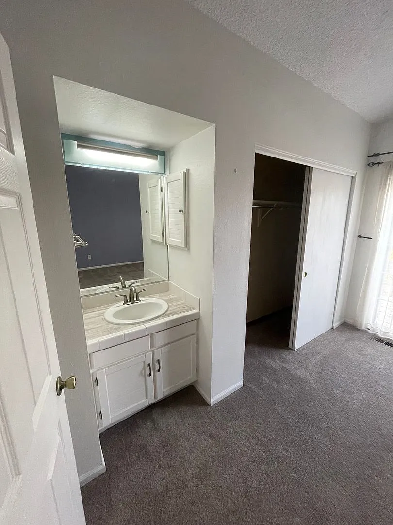 Charming 3b/3b Townhome In Downtown Louisville - Available October! — Photo 3