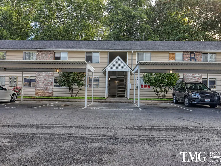 Royal Green Apartments — Photo 9