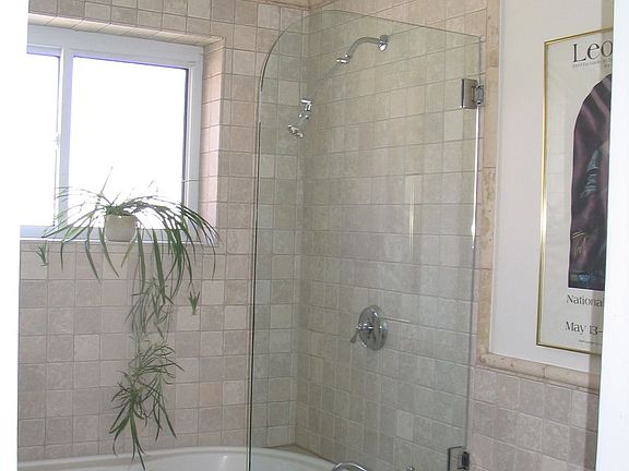 Italian tiled bath w/jacuzzi
