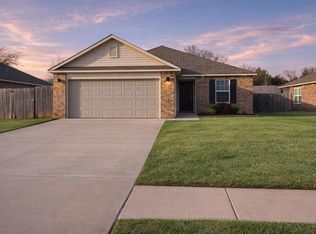 1921 W Hunter Springs Way, Mustang, OK 73064