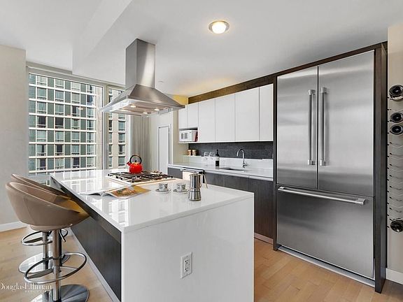 4th image of 247 W 46th St APT 1603