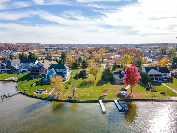 8357 Hilton Rd, Brighton, MI 48114