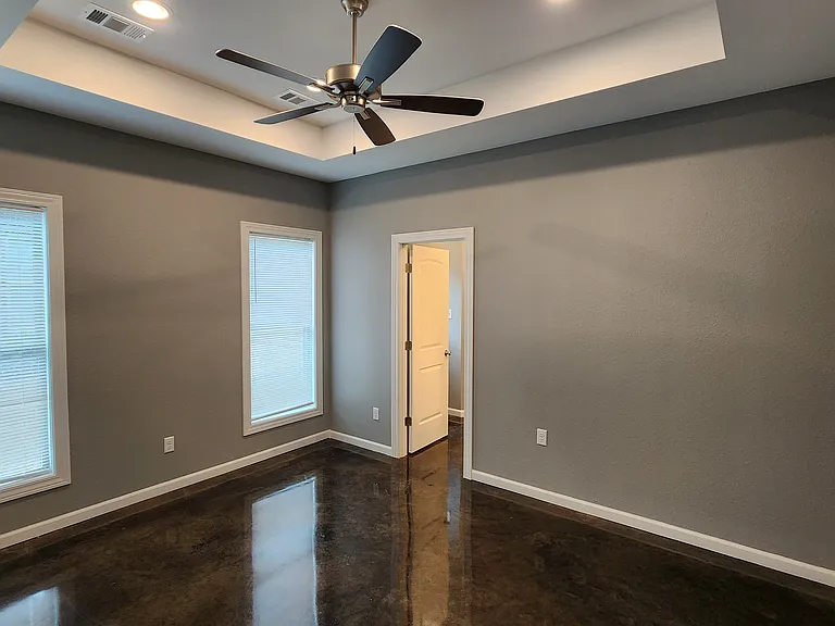 2204 Everett Dr — Photo 3