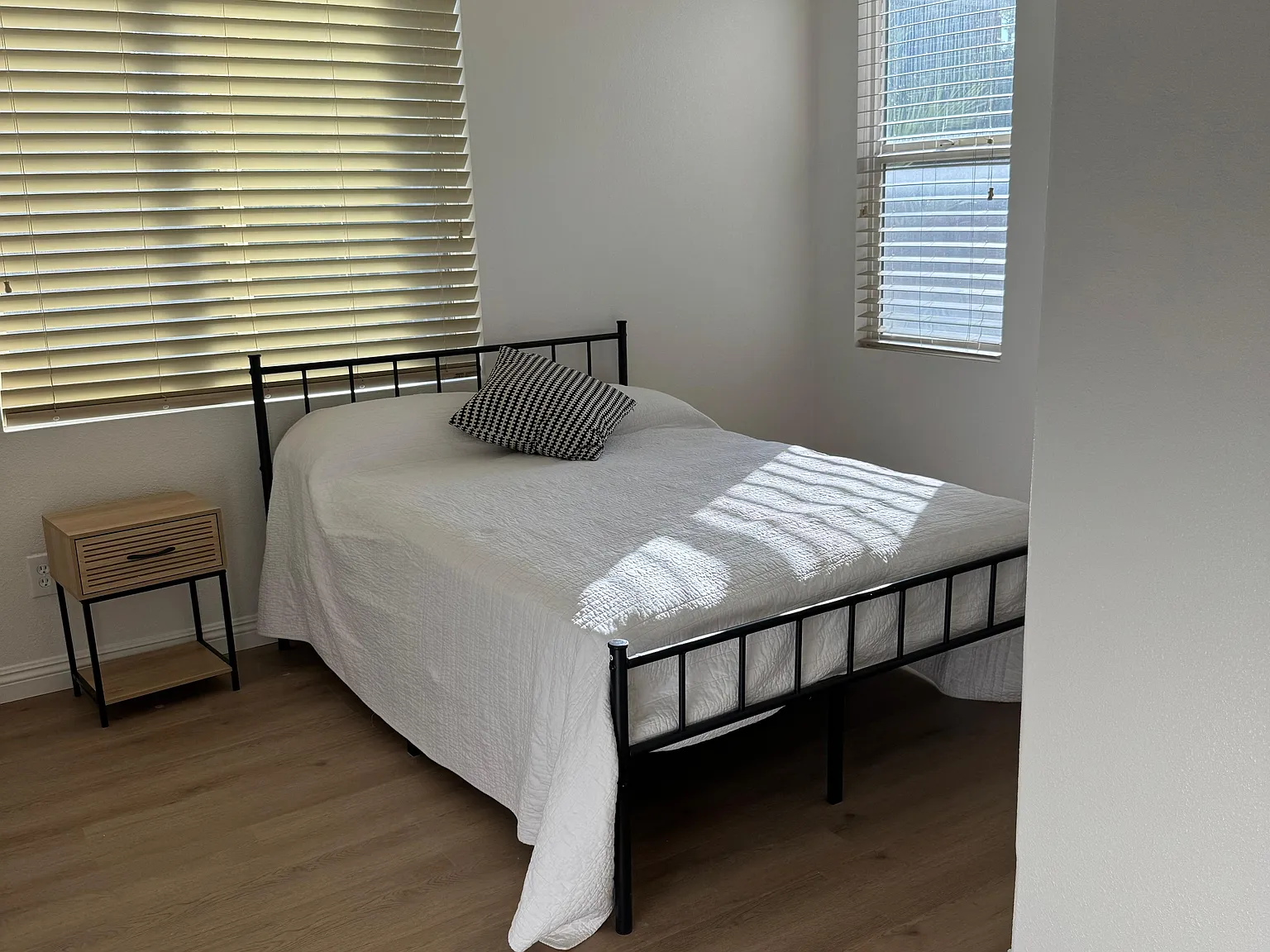 10 bed, 3349 sqft, $908 — Photo 1