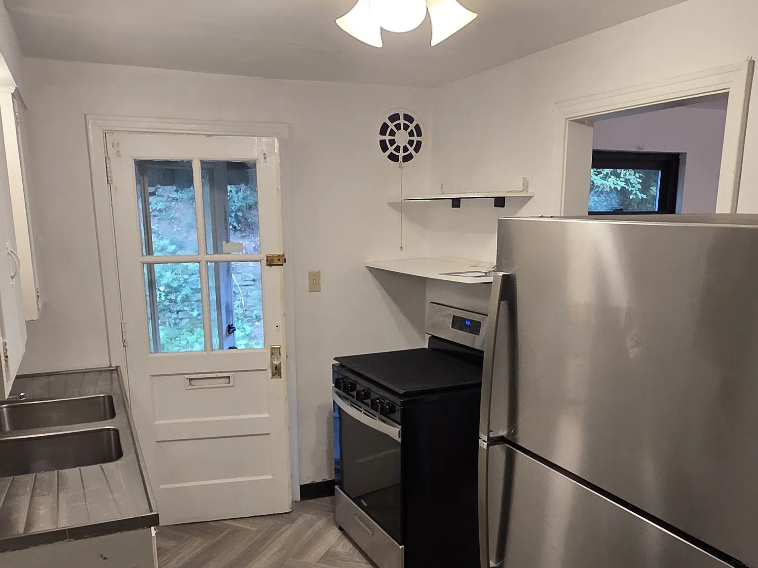3 bed, 1200 sqft, $1,650 — Photo 2