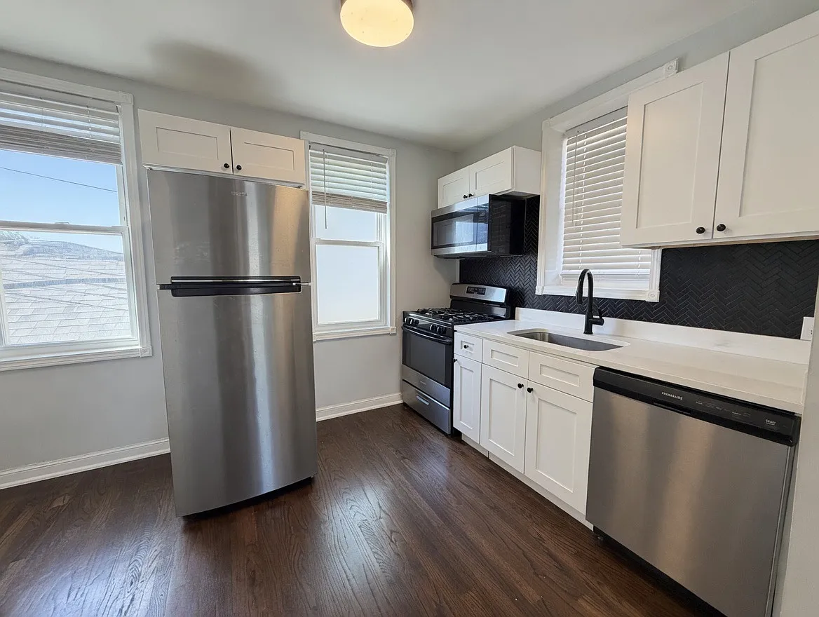Building Photo - 1849 W Augusta Blvd #2
