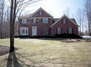 10735 Robert Ln, Chagrin Falls, OH 44023