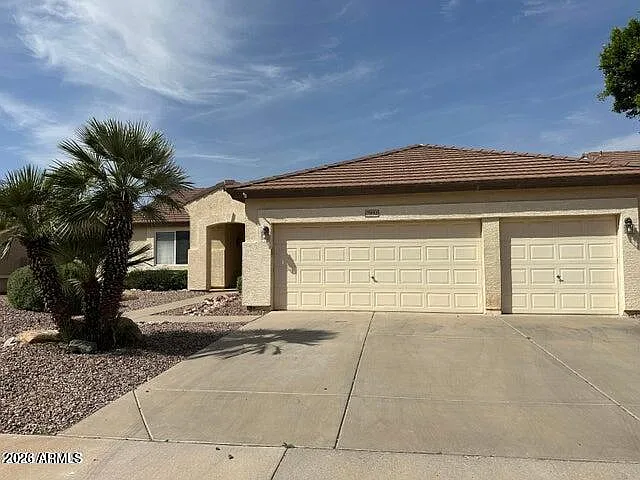 3 bed, 2.0 bath, 1948 sqft, $2,300 — Photo 2