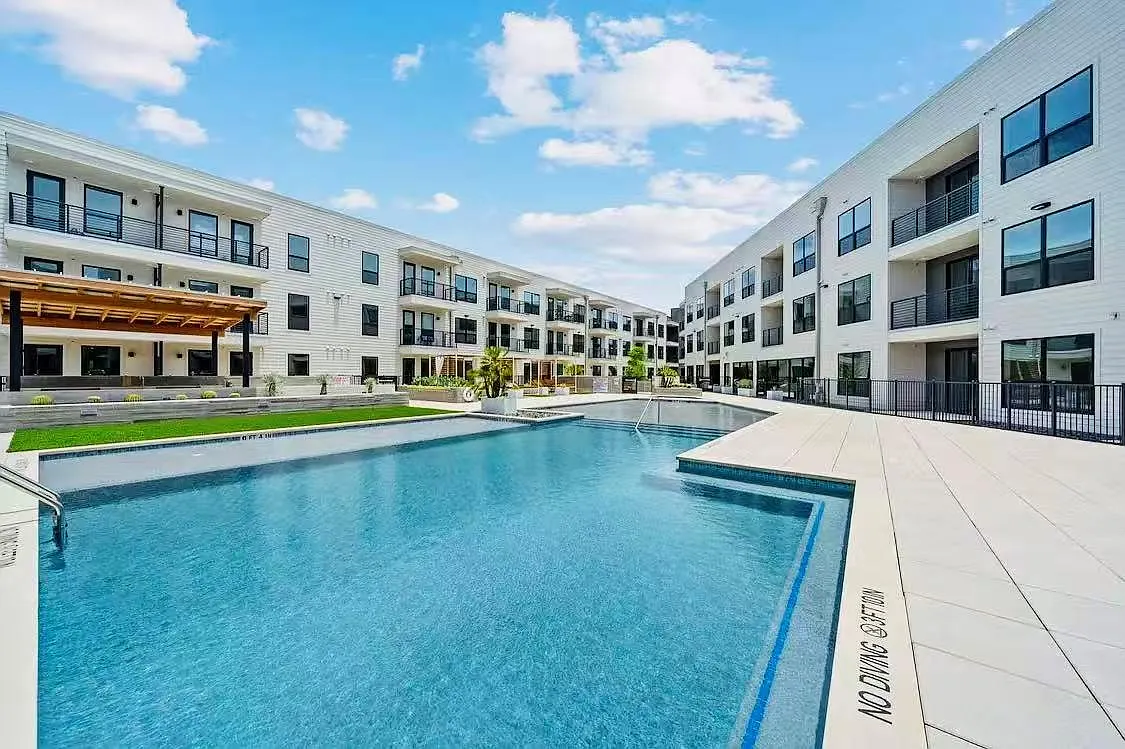 1 bed, 1.0 bath, 812 sqft, $2,450 — Photo 1