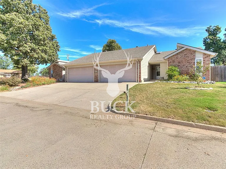 1628 Kavel Dr — Photo 3